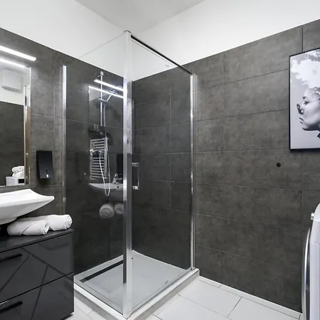 Leonardo50 Grande - Modern With Parking & Balcony Near Metro - *