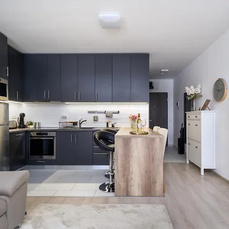 Leonardo50 Grande - Modern With Parking & Balcony Near Metro - Апартаменты