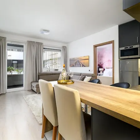 Leonardo50 Grande - Modern With Parking & Balcony Near Metro - *