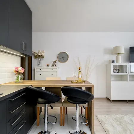Leonardo50 Grande - Modern With Parking & Balcony Near Metro - Appartement Boedapest