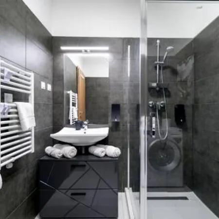 Апартаменты Leonardo50 Grande - Modern With Parking & Balcony Near Metro - *