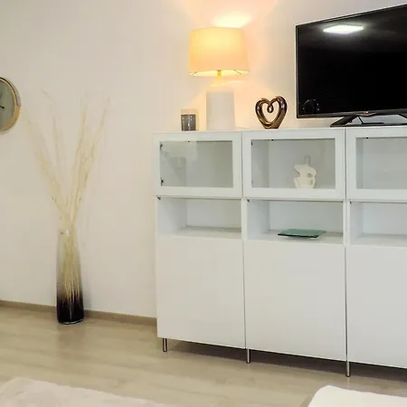 Апартаменты Leonardo50 Grande - Modern With Parking & Balcony Near Metro - *