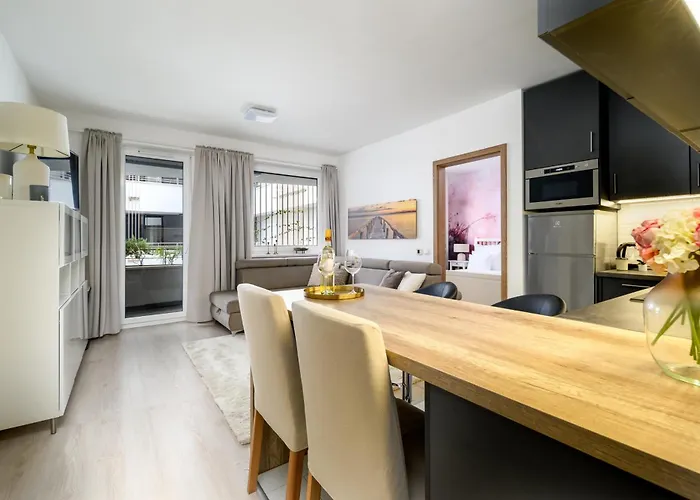 Leonardo50 Grande - Modern With Balcony Near Metro - *